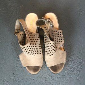 Nine West taupe cork wedges